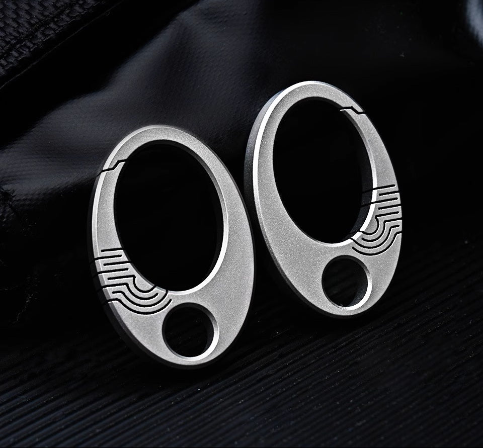 Skanto | Eksepsjonell Mini Ren Titan Nøkkelring: EDC Press-Lås Charm Verktøy