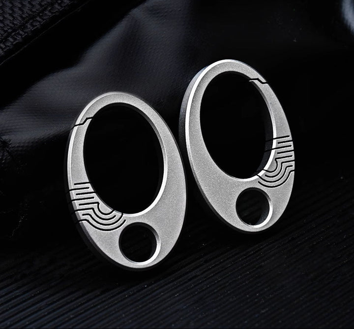 Skanto | Eksepsjonell Mini Ren Titan Nøkkelring: EDC Press-Lås Charm Verktøy