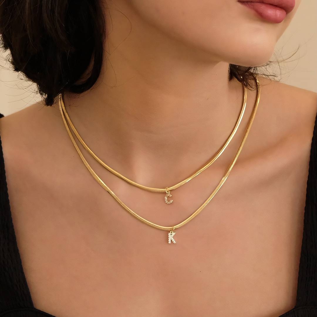 Skanto | Delikat Diamant Bokstav Initial Herringbone Halskjede