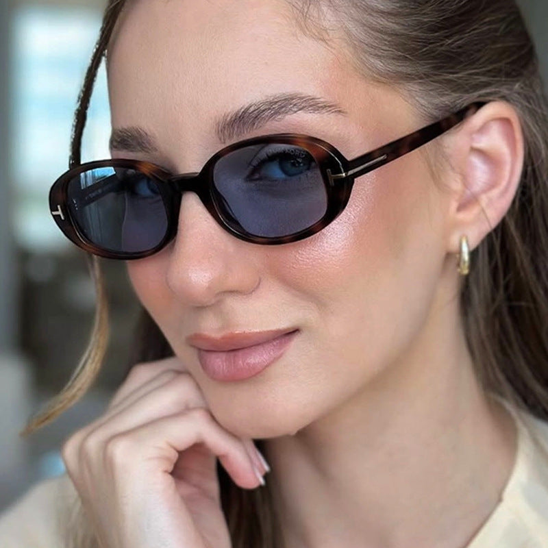 Women's stylish oval sunglasses with golden details Skanto