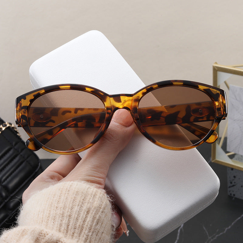 Dame Cat-Eye solbriller med eksotisk design og robust ramme Skanto