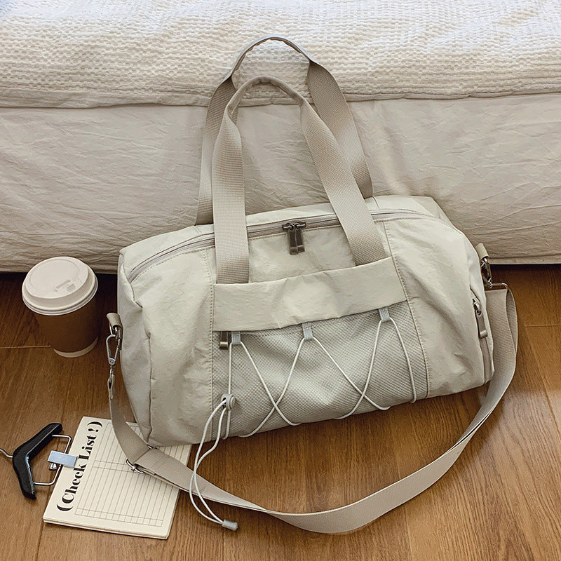 Sporty crossbody bag with adjustable carrying handles and breathable mesh material Skanto