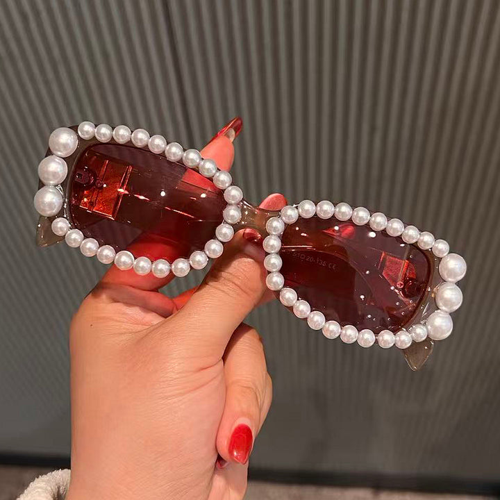 Dame moteriktig solbrille med luksuriøs perleinnfatning Skanto