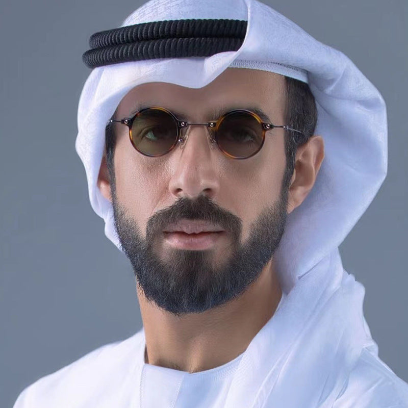 Dame rund solbrille med moderne metallramme og store blå linser Skanto