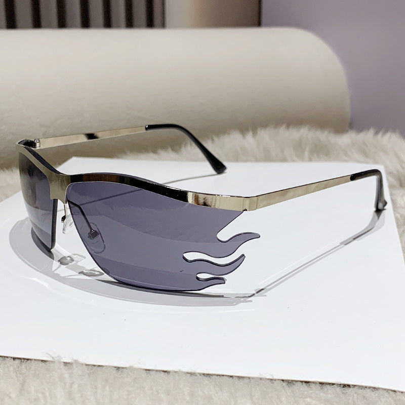 Dame trendy solbrille med innovativ flammeinnramming Skanto
