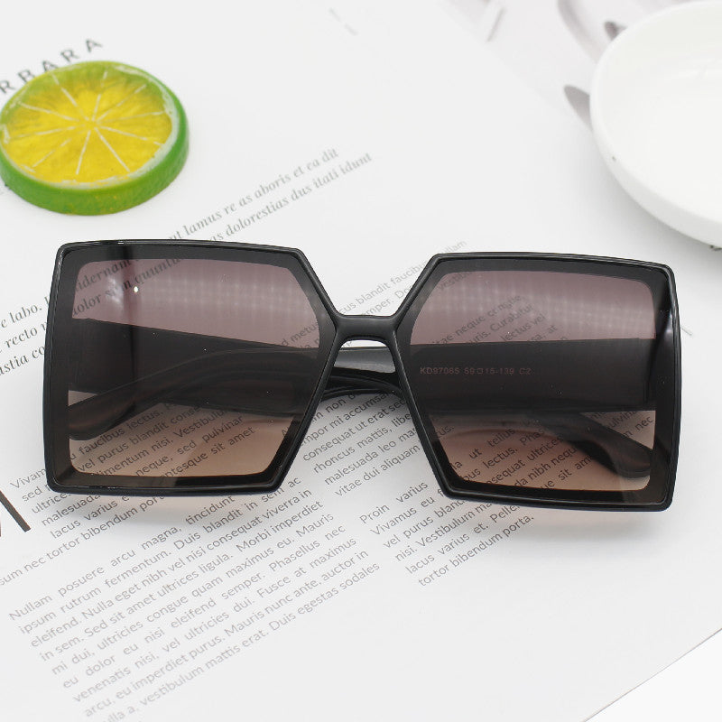 Dame Mote Oversized Solbriller med kantet design Skanto