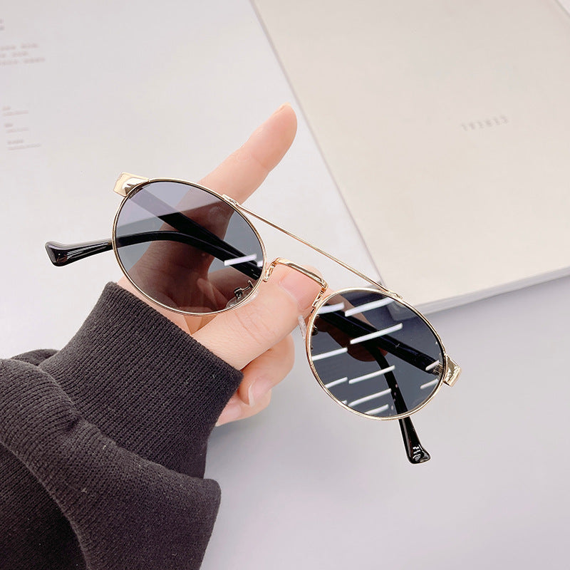Women's fashionable sunglasses in stylish round design with gold accents Skanto