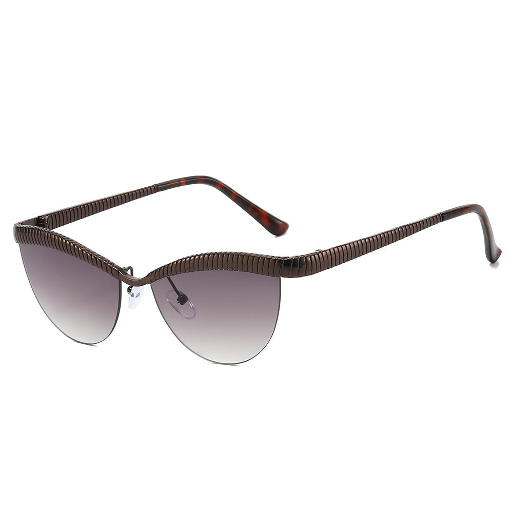Dame Designer solbrille med unikt, bølget ramme Skanto