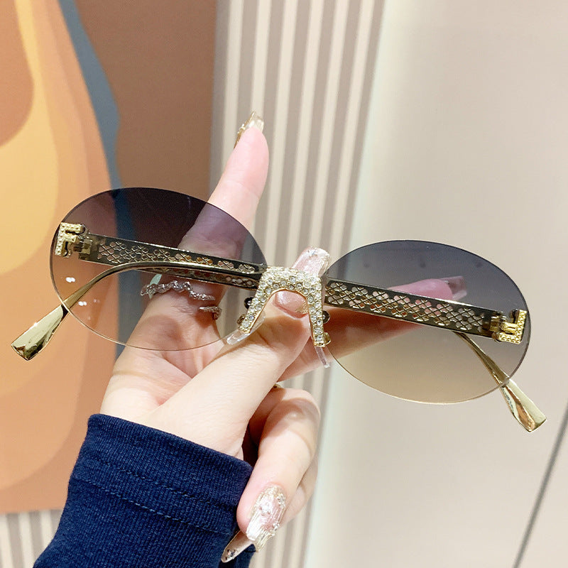 Dame solbrille med glitrende ramme og ovale glass Skanto