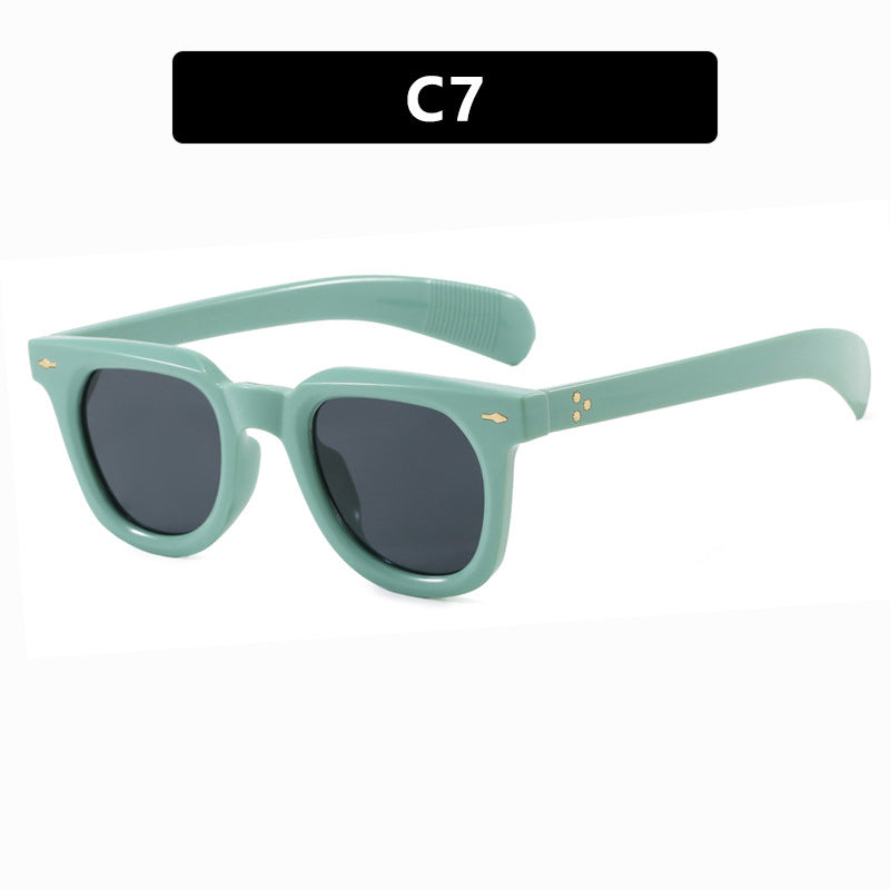 Women's fashionable sunglasses in trendy design with elegant frame Skanto
