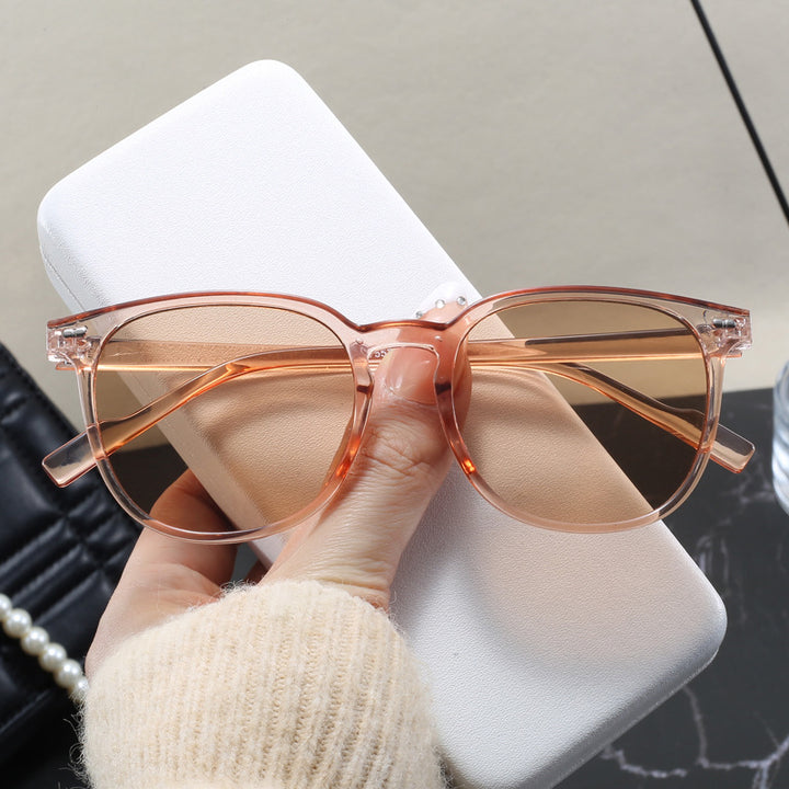 Dame stylish solbrille med transparent ramme og elegant design Skanto