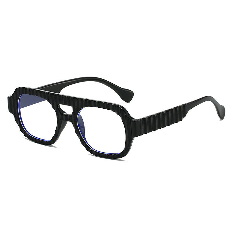 Dame moteriktig solbrille i futuristisk design med strukturert ramme Skanto