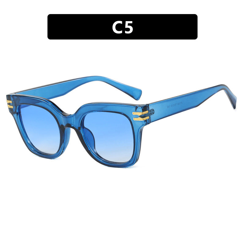 Dame moteriktig solbrille med elegante aksenter Skanto