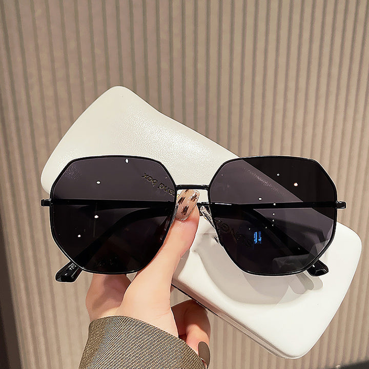 Women's fashionable geometric sunglasses with protective UV filter and stylish frame Skanto