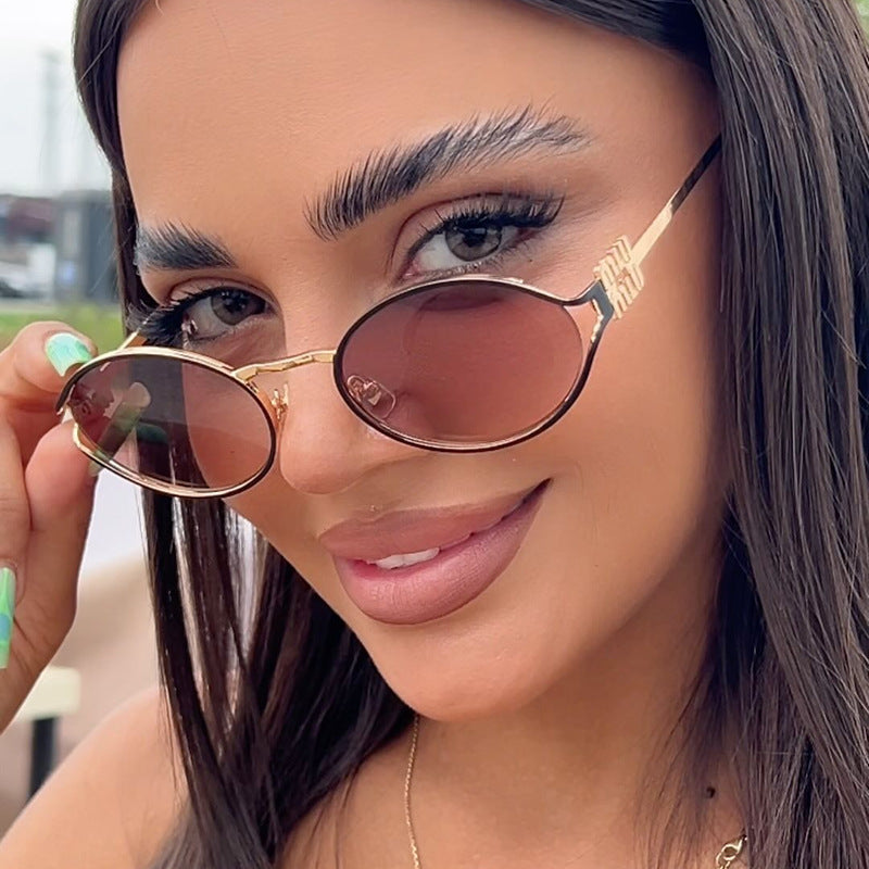 Dame ovalformet solbrille med elegant metallramme og moderne design Skanto