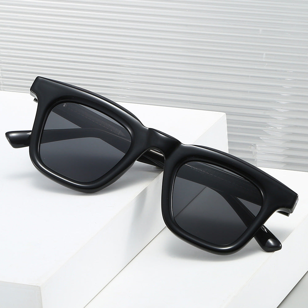 Dame Modisk solbrille i moderne firkantet design med høy UV-beskyttelse Skanto