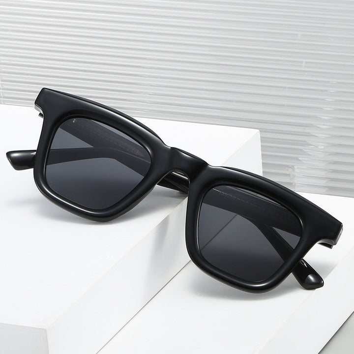 Dame Modisk solbrille i moderne firkantet design med høy UV-beskyttelse Skanto