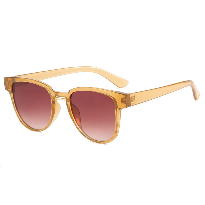 Dame solbrille i moteriktig cat-eye stil Skanto