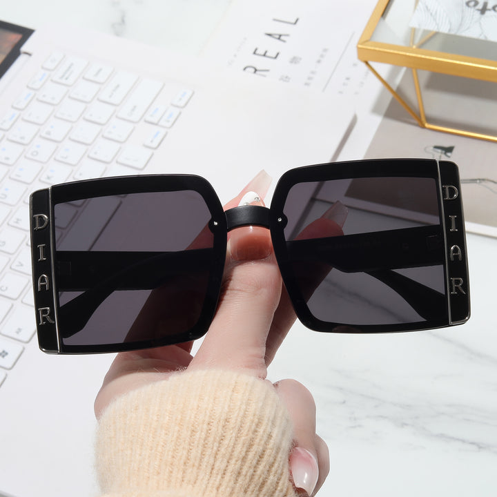 Dame solbrille i moderne kvadratisk design Skanto