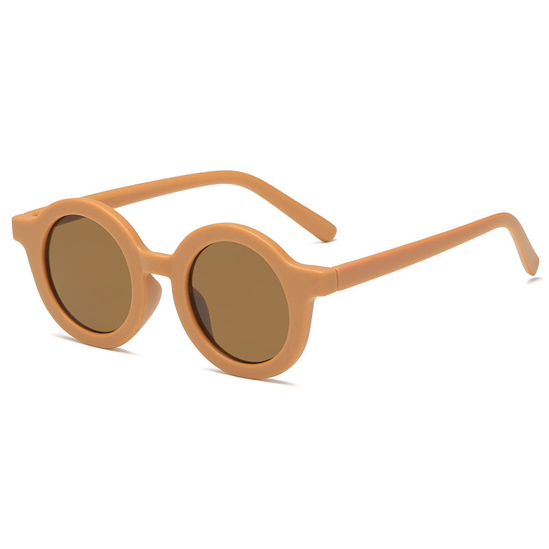 Dame rund solbrille med robust design og UV-beskyttelse Skanto