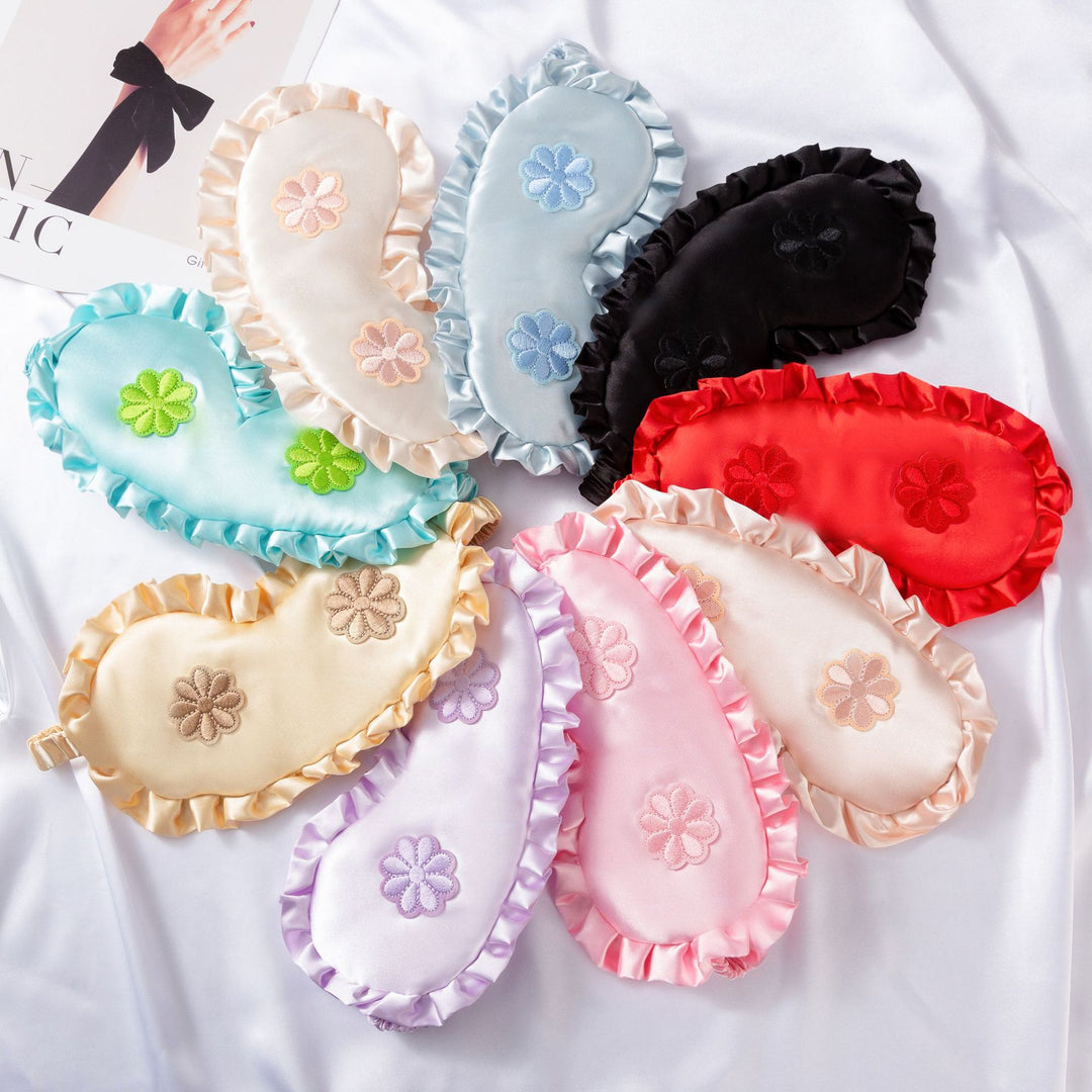 Dame nan brodert satinsovemaske med rynket volangkant og myk polstring Skanto