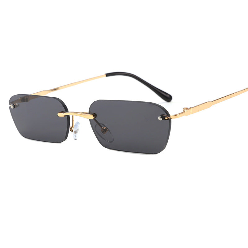 Dame moteriktig rektangulær solbrille med luksuriøs metallramme Skanto