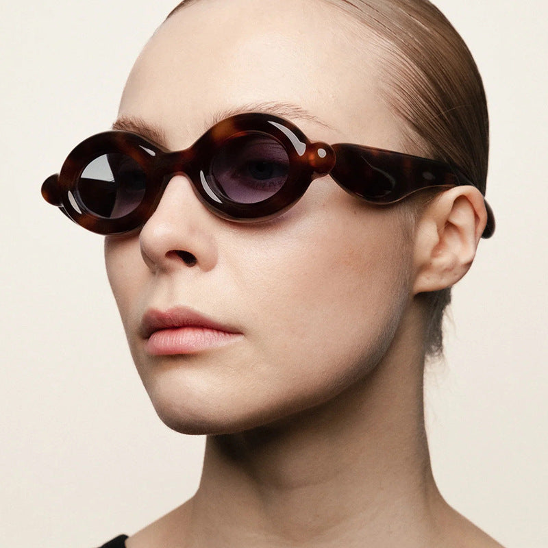 Dame solbrille i trendy retro-design med ovale glass Skanto