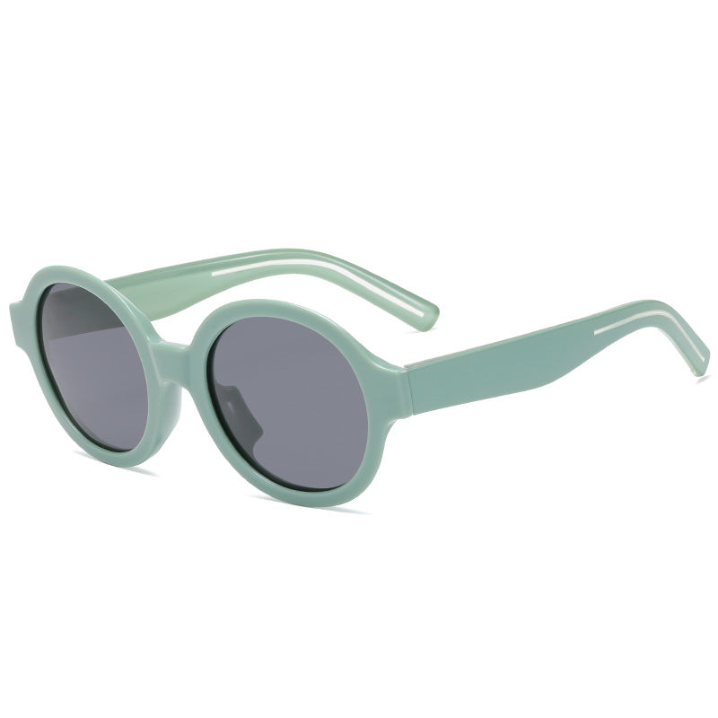 Dame moteriktig solbrille i stilfullt rundt design Skanto