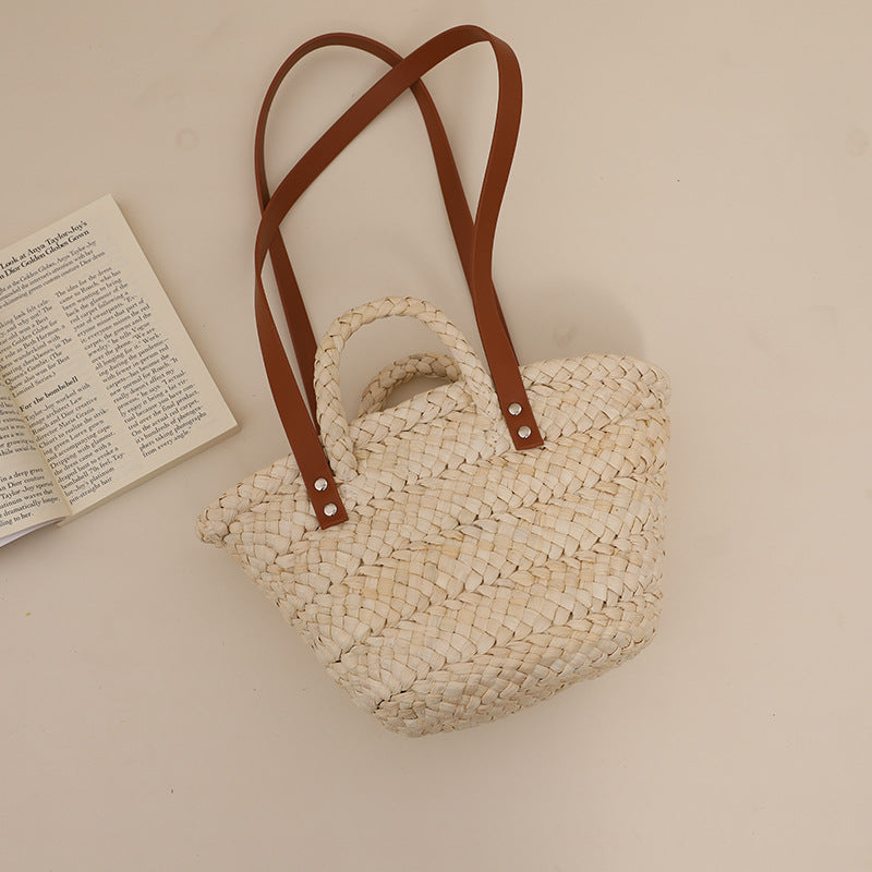 Handmade straw basket with solid leather handles Skanto