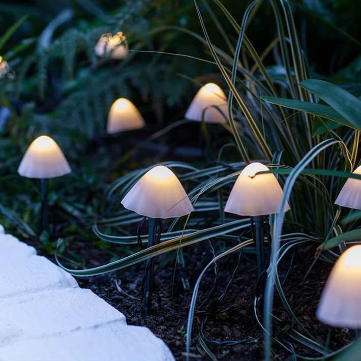 Moderne, kreative LED-lyslenker i soppform laget av plast til terrassen