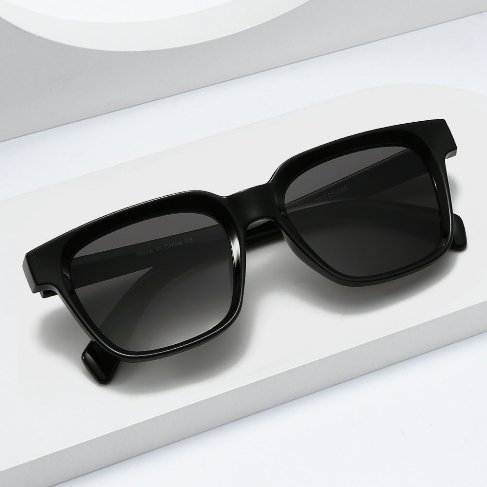 Dame elegant firkantet solbrille med UV-beskyttelse og stabil ramme Skanto