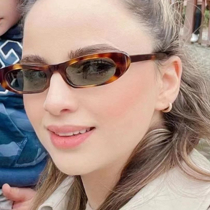 Dame moteriktig solbrille i elegant cat-eye stil Skanto