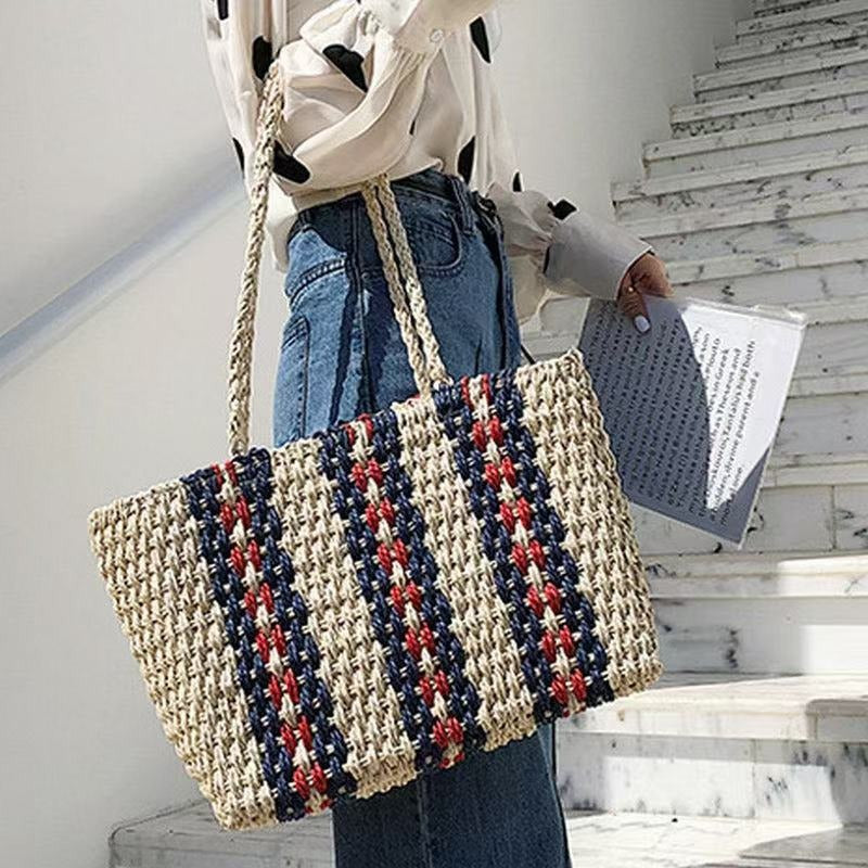 Elegant og Romslig Bast-Shopper med Slående Stripedesign Skanto