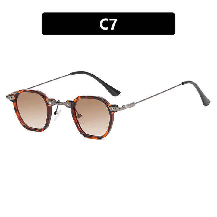Dame moteriktig solbrille i elegant design med sekskantet ramme Skanto