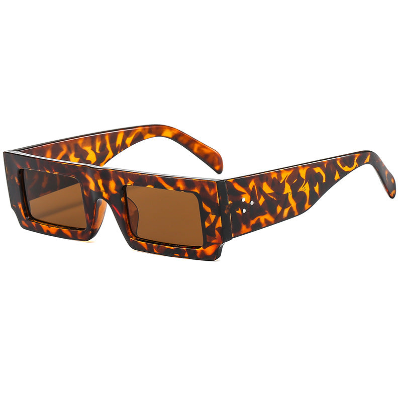 Dame statement solbrille med kvadratisk ramme og futuristisk design Skanto