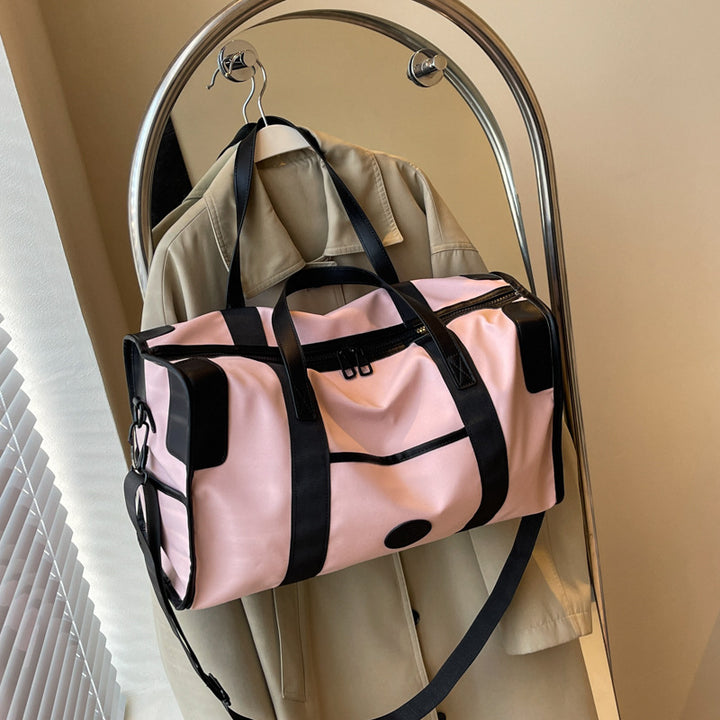 Sporty fritid duffel bag med slitesterkt materiale og justerbar skulderreim Skanto