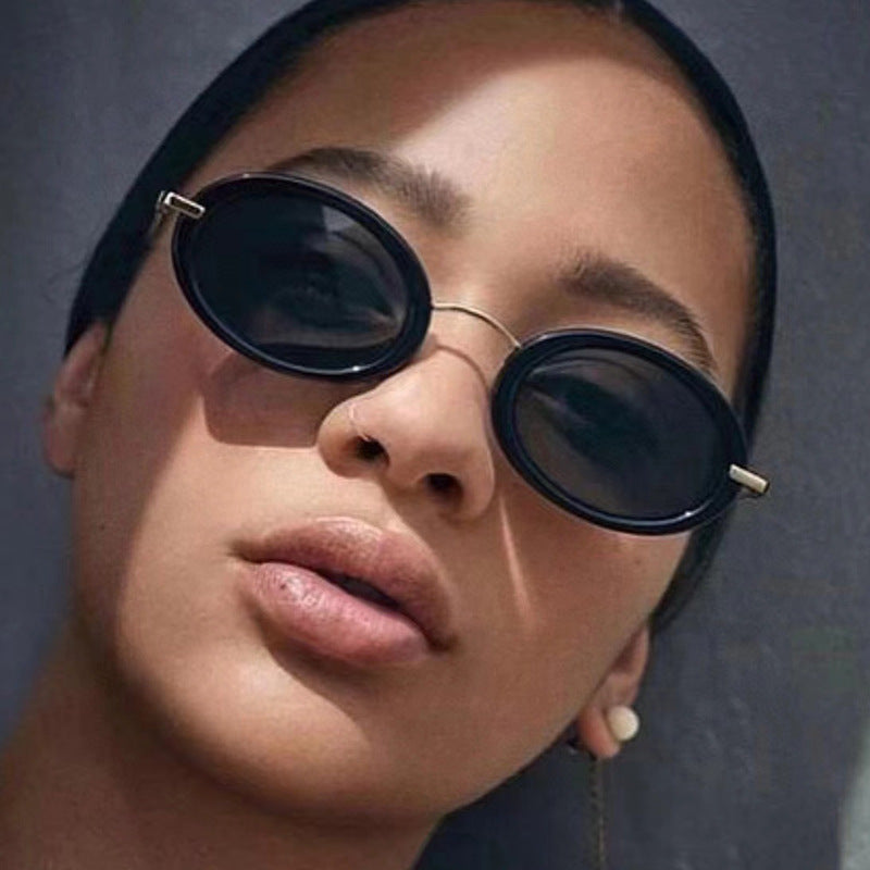 Dame moteriktig solbrille i elegant ovalt design Skanto