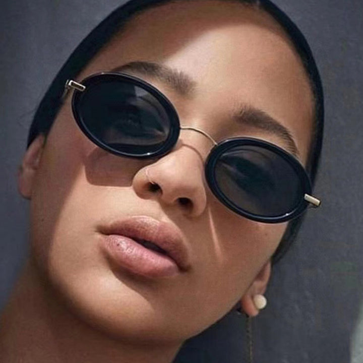 Dame moteriktig solbrille i elegant ovalt design Skanto