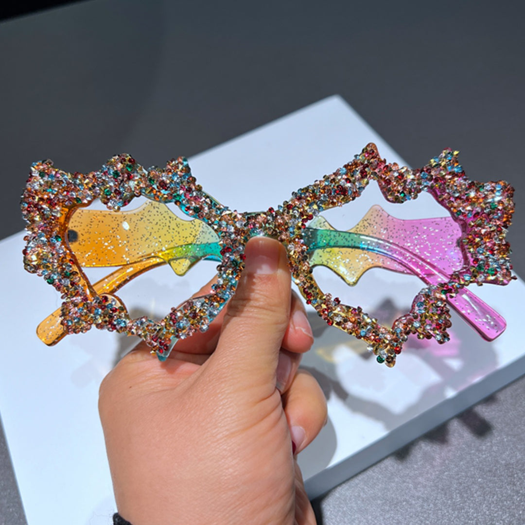 Dame kreativ solbrille i ekstravagant design med glitrende detaljer Skanto