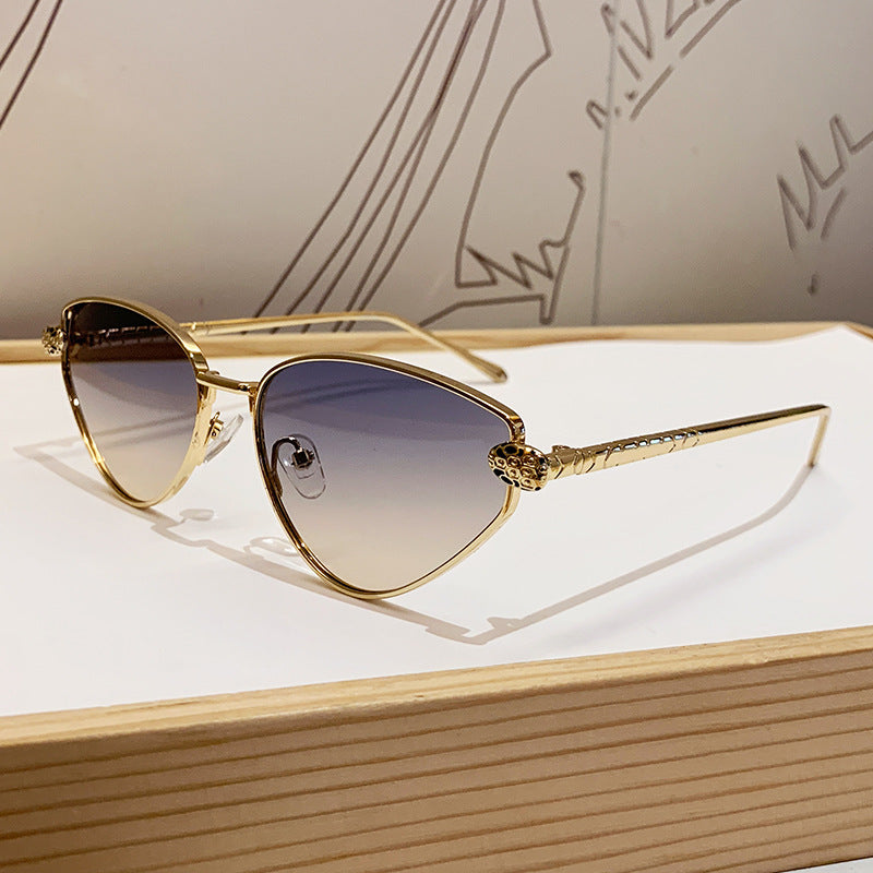 Dame designer solbrille med stilig cat-eye design og luksuriøs ramme Skanto