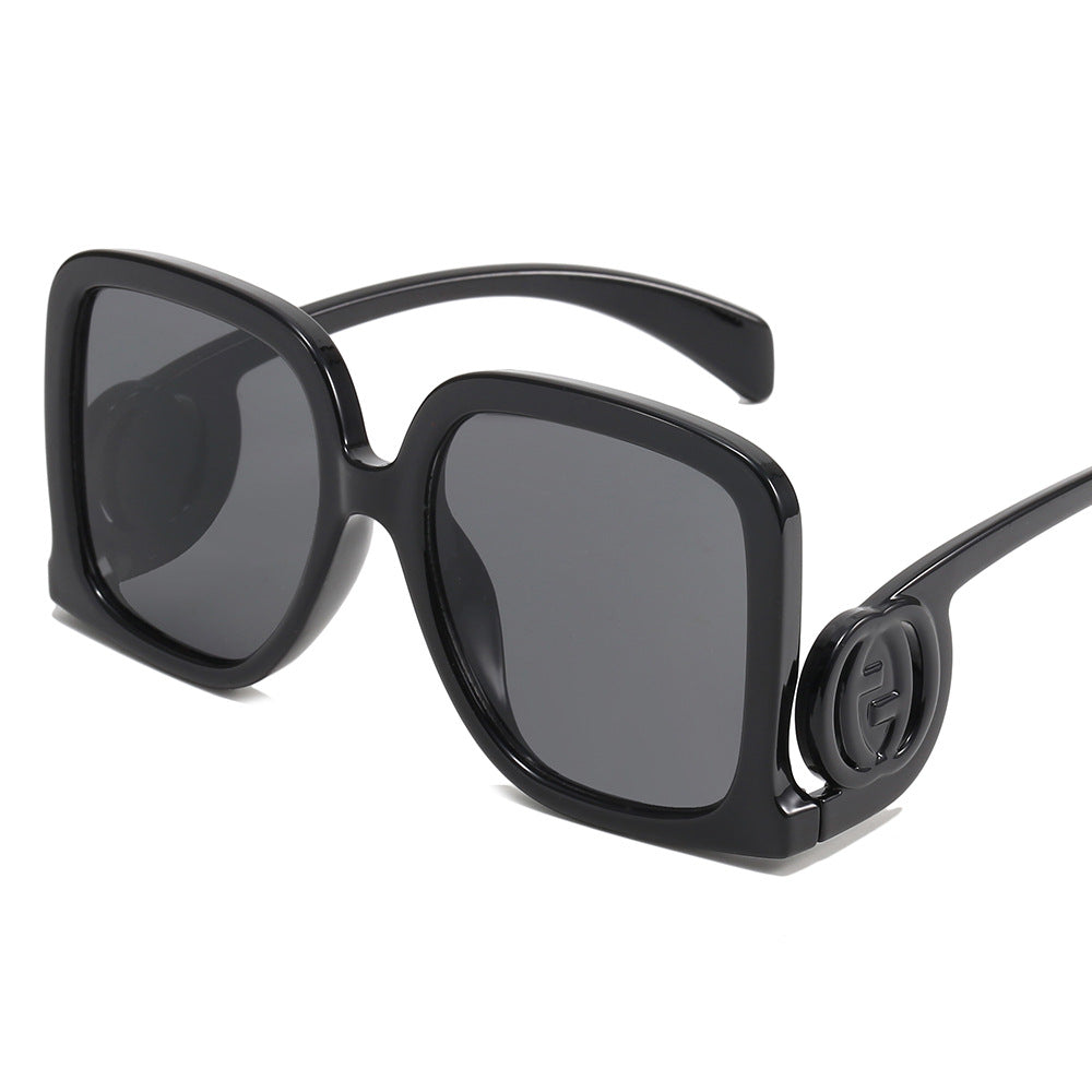 Dame solbrille i elegant kvadrat-design Skanto