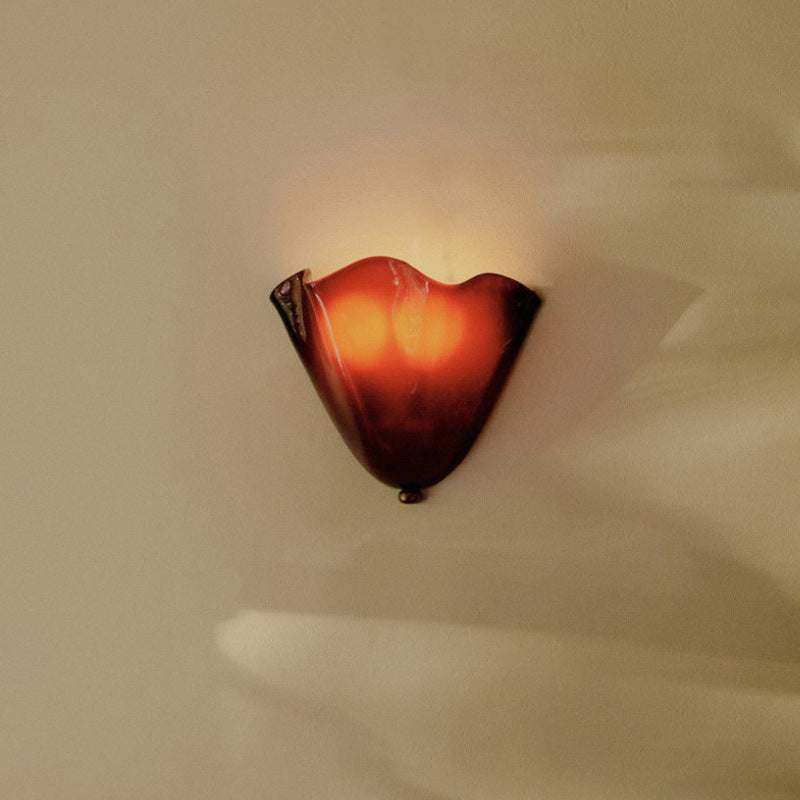 Skanto | Retro vegglampe laget av farget glass i skjørtformet skålmønster