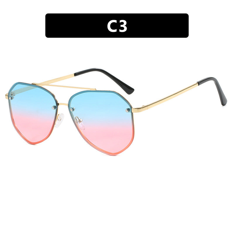 Dame geometrisk solbrille med filigran ramme Skanto