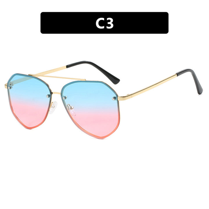 Dame geometrisk solbrille med filigran ramme Skanto