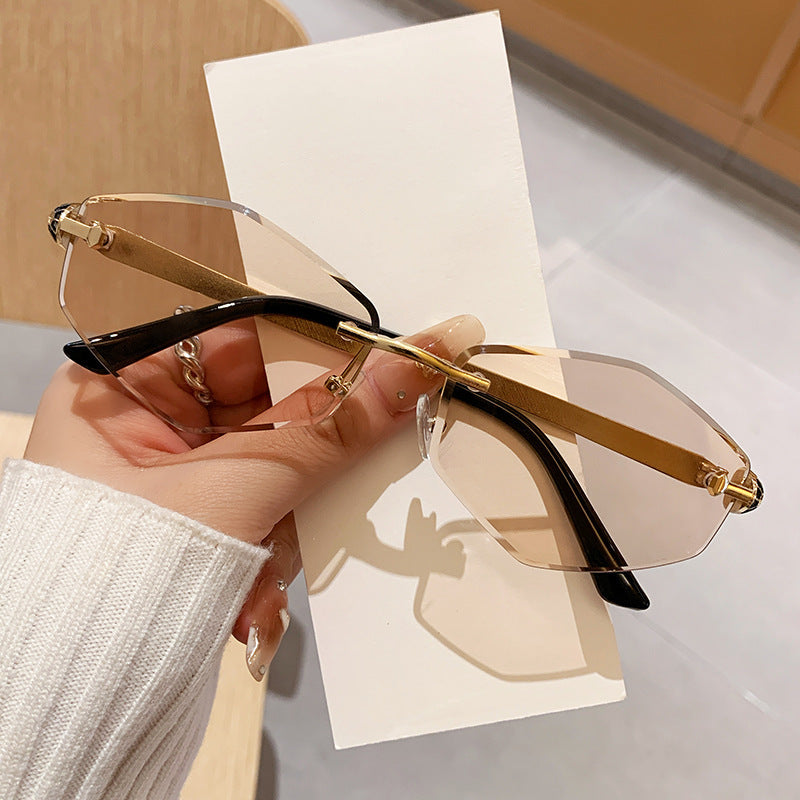 Dame Designer solbrille med heksagonal ramme og gyldne detaljer Skanto