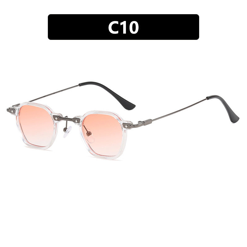 Dame moteriktig solbrille i elegant design med sekskantet ramme Skanto