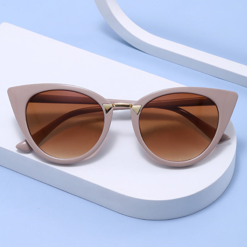 Dame Cat-Eye solbrille med elegant gull detaljer Skanto