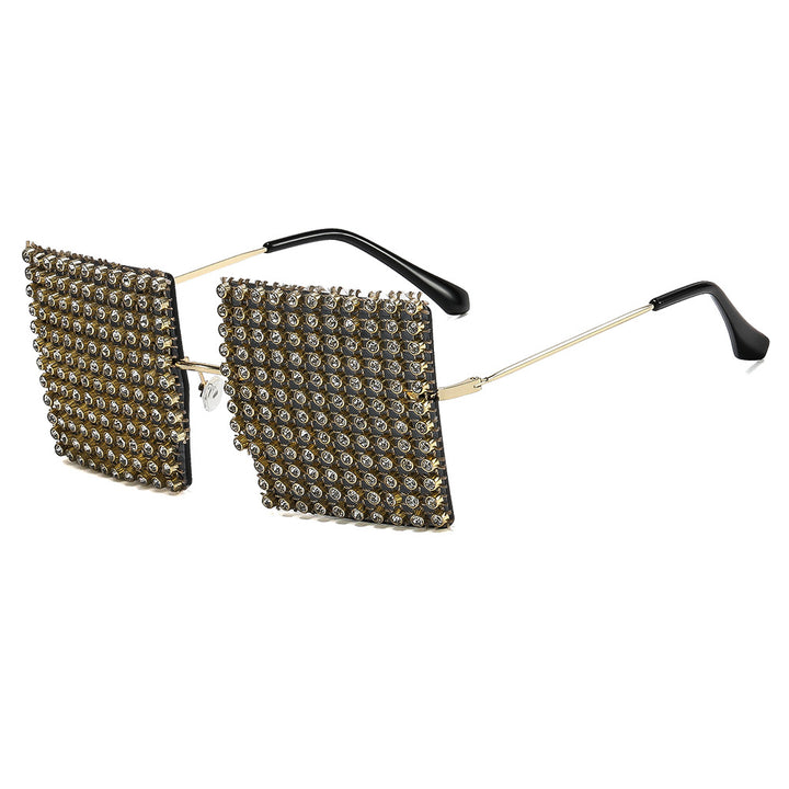 Dame solbrille med glitrende krystallramme og iøynefallende strukturdesign Skanto