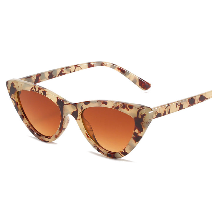 Dame Cat-Eye solbriller med futuristisk design og robust ramme Skanto