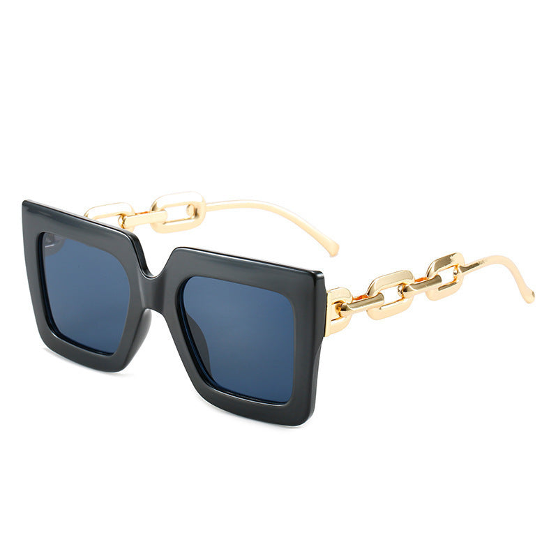 Dame moderne firkantede solbriller med kjedesmykke Skanto